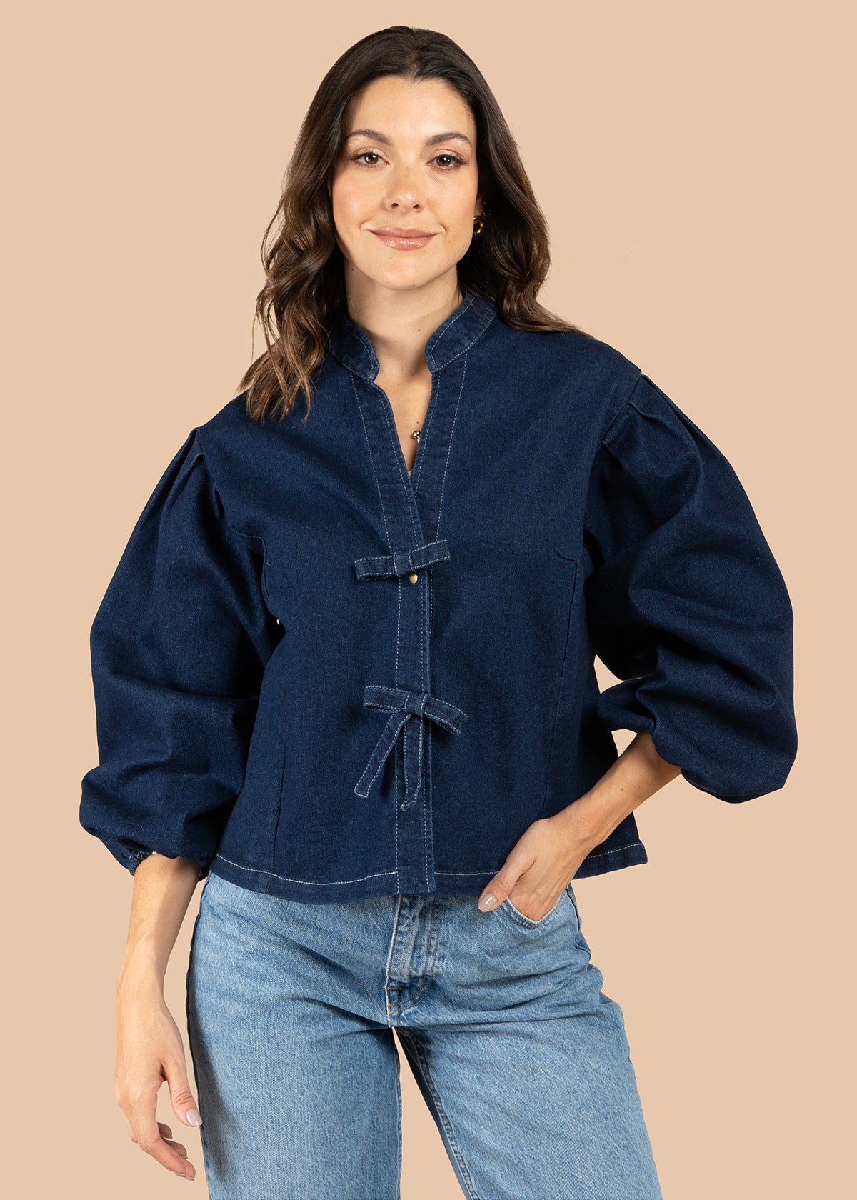 Chaqueta color azul con moños y manga globo 106069