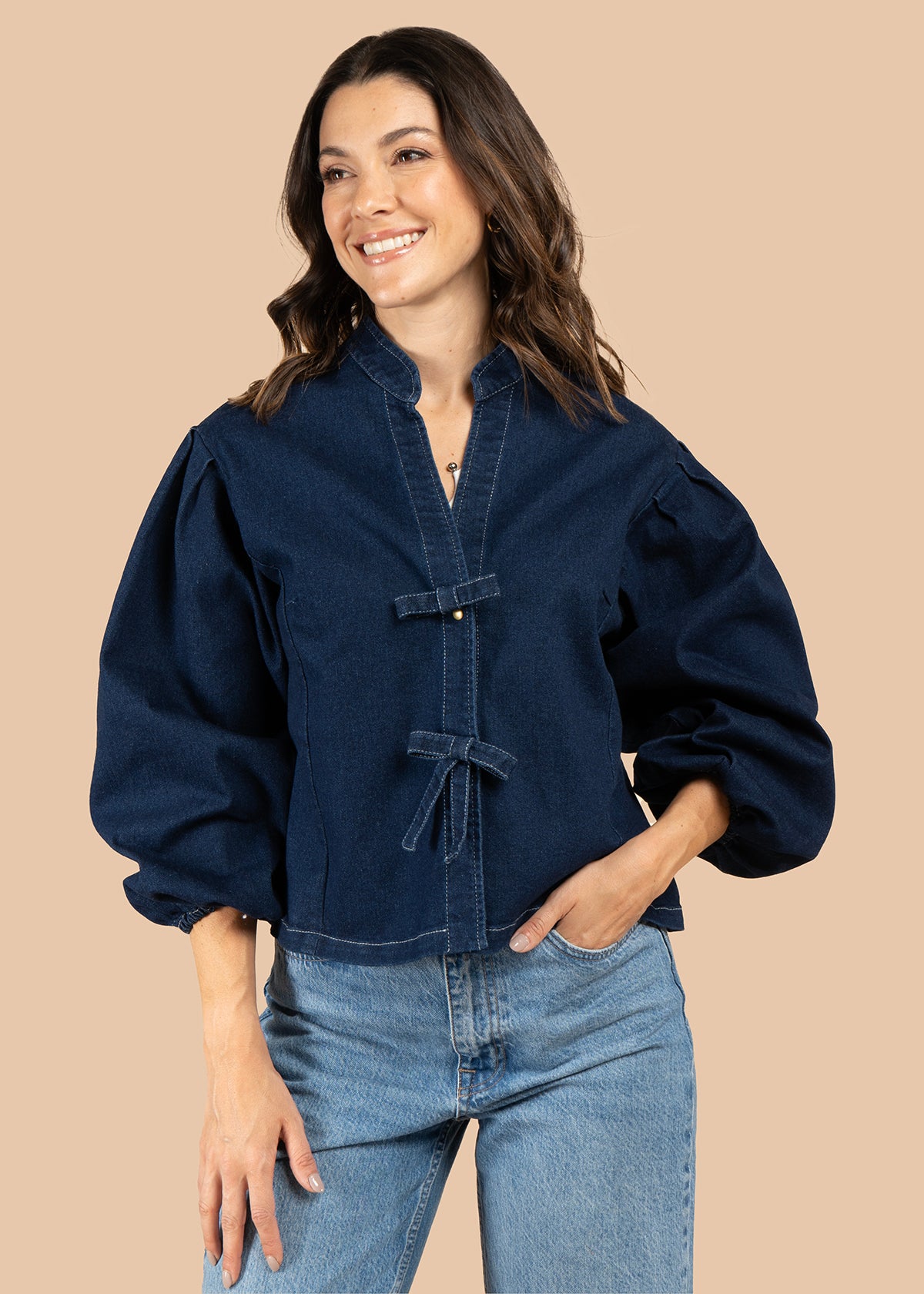 Chaqueta color azul con moños y manga globo 106069