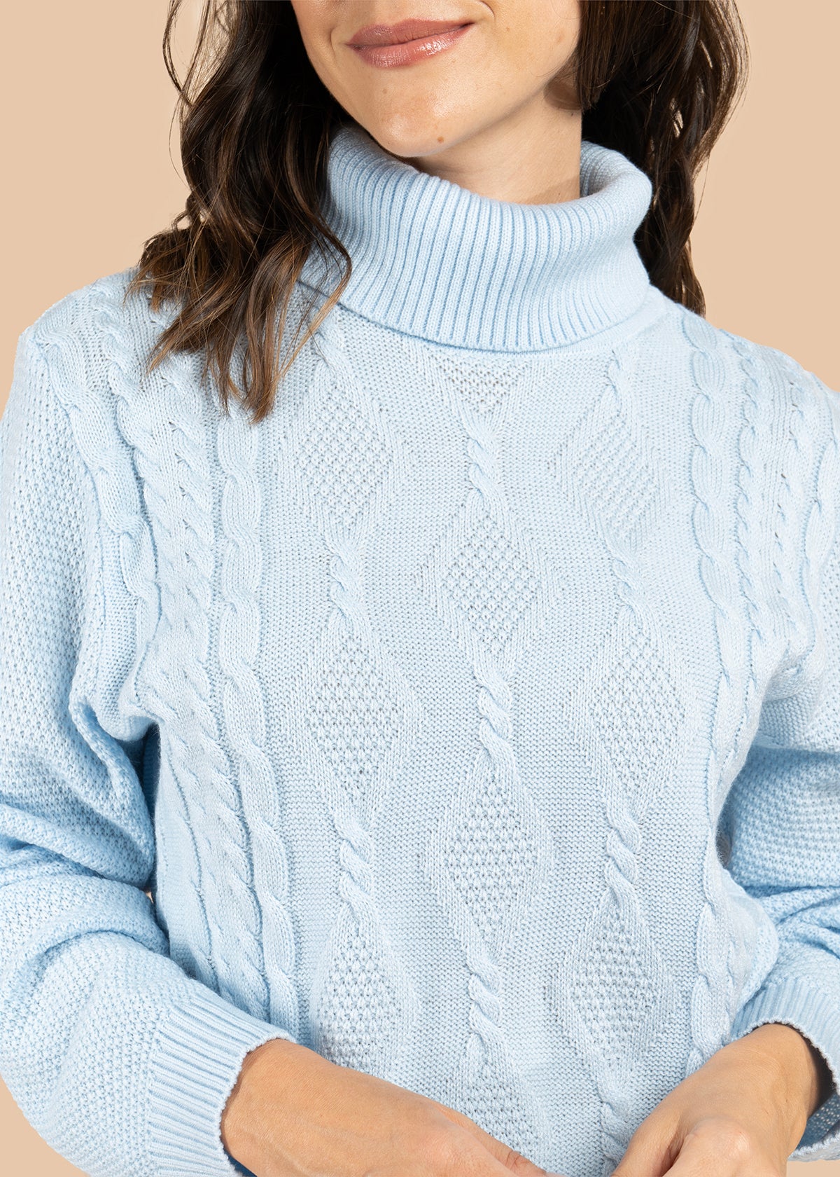 Buzo color azul claro con tejido trenzado y cuello alto 106074