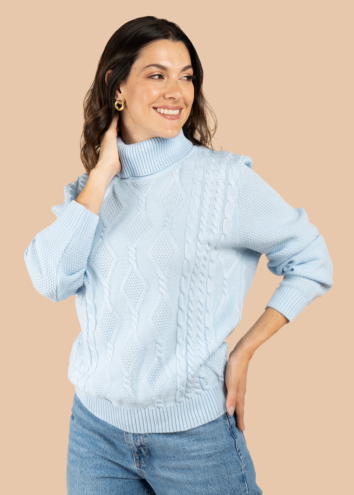 Buzo color azul claro con tejido trenzado y cuello alto 106074