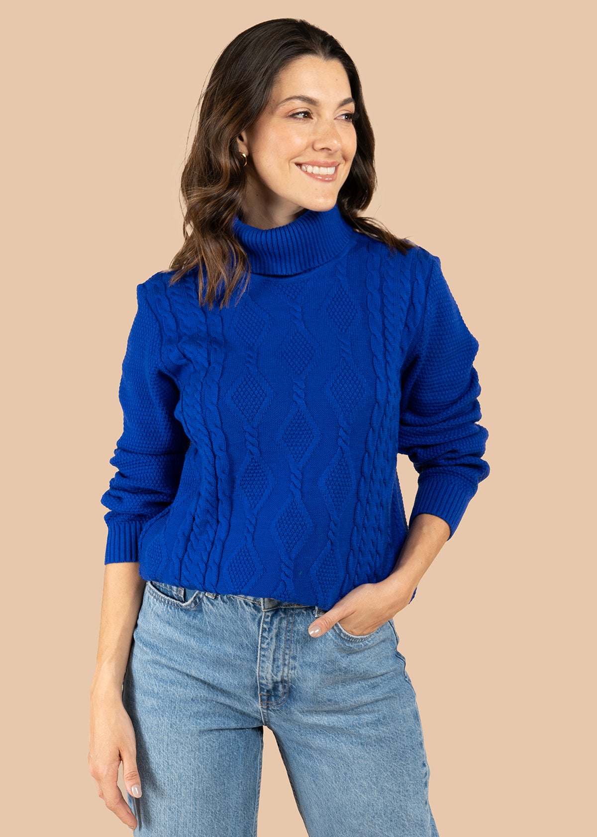 Buzo color beige con tejido trenzado y cuello alto 106074