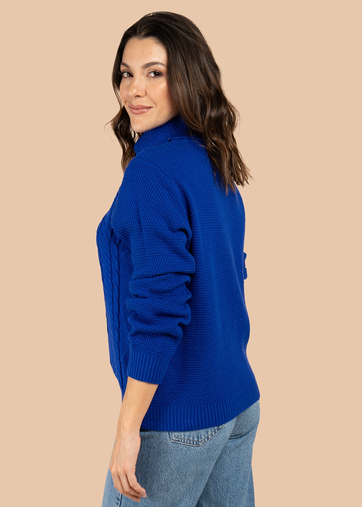 Buzo color beige con tejido trenzado y cuello alto 106074