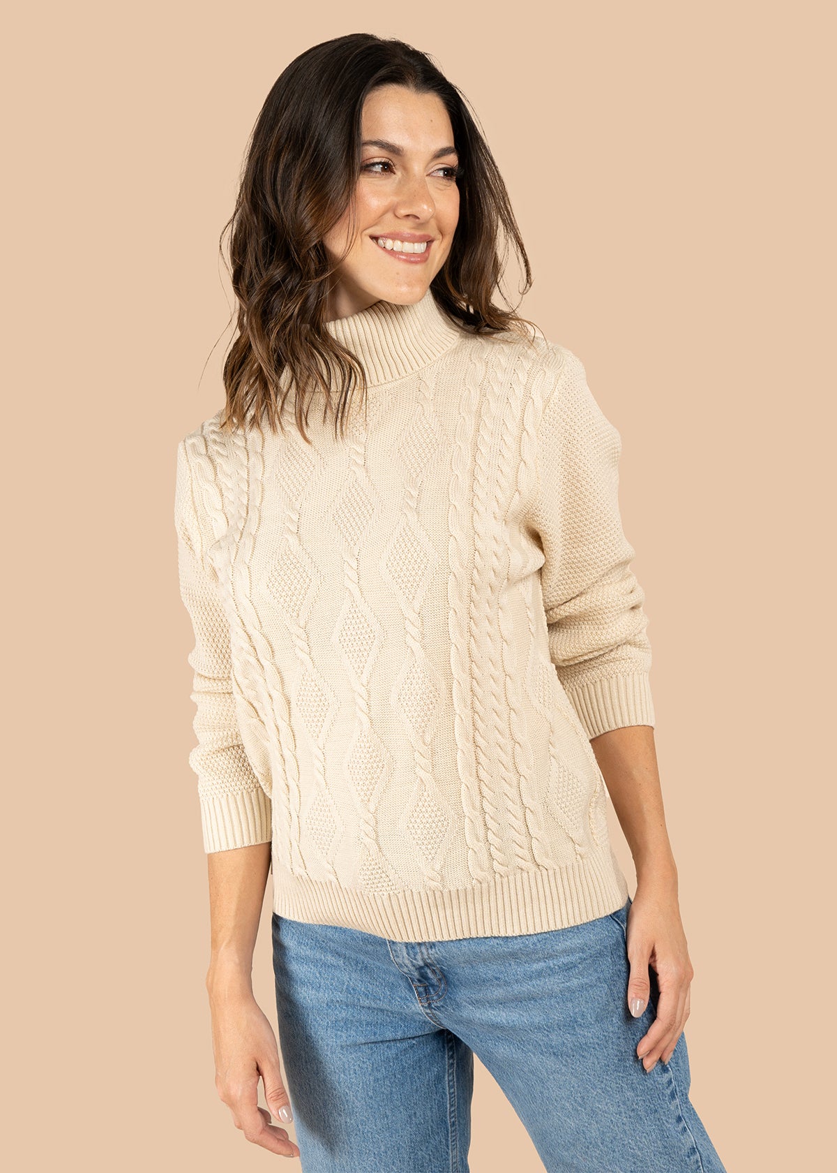 Buzo color beige con tejido trenzado y cuello alto 106074