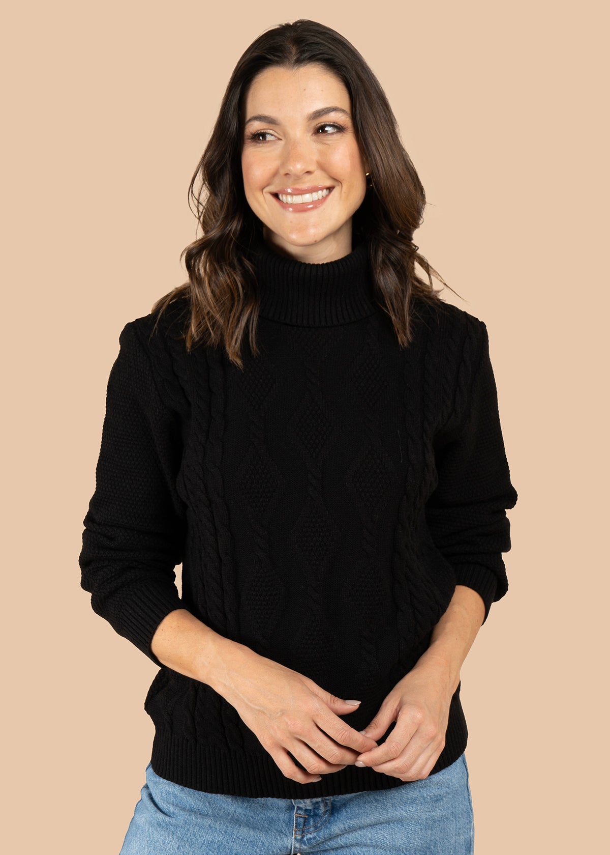 Buzo color negro con tejido trenzado y cuello alto 106074