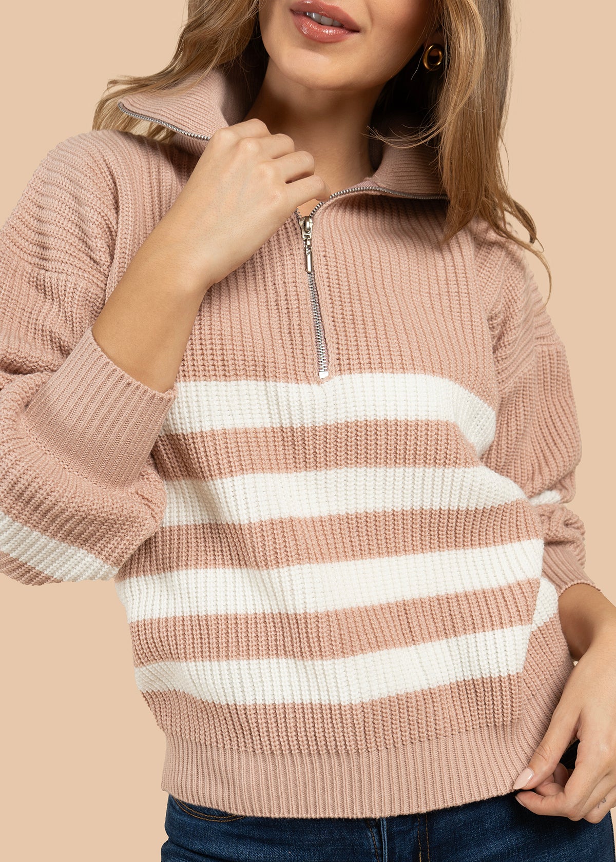 Buzo color nude con cierre en cuello y rayas 106075