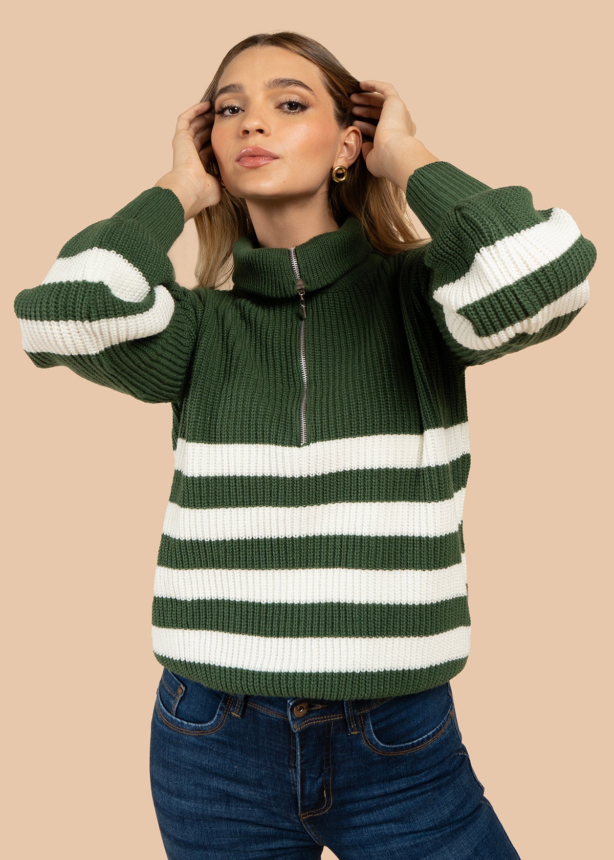Buzo color verde olivo con cierre en cuello y rayas 106075