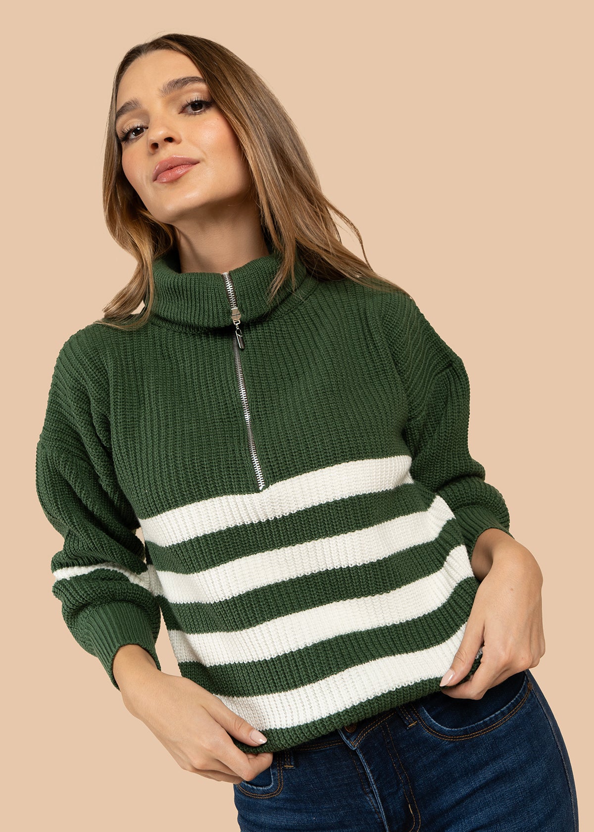 Buzo color verde olivo con cierre en cuello y rayas 106075