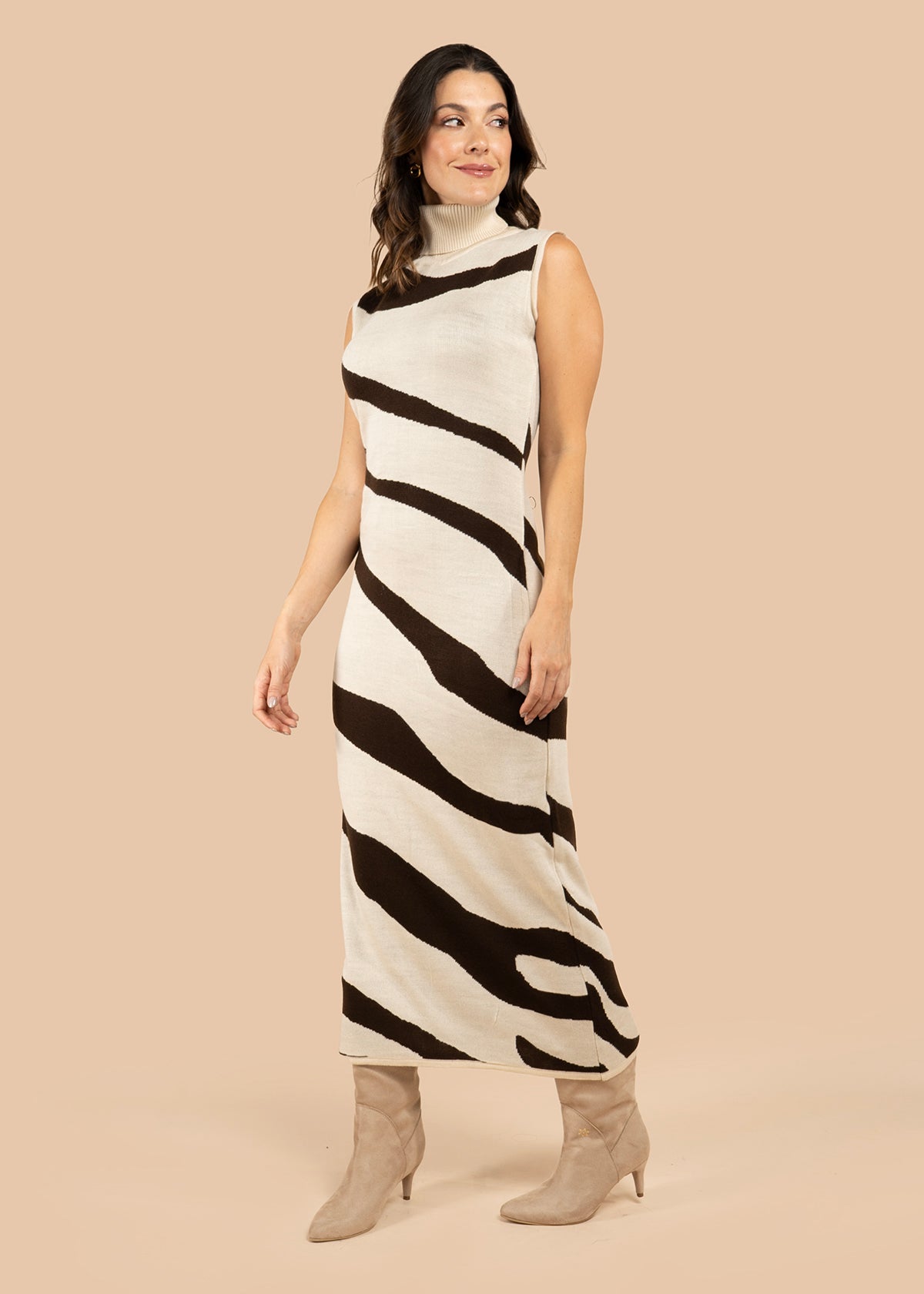Vestido largo color café con rayas onduladas 106076