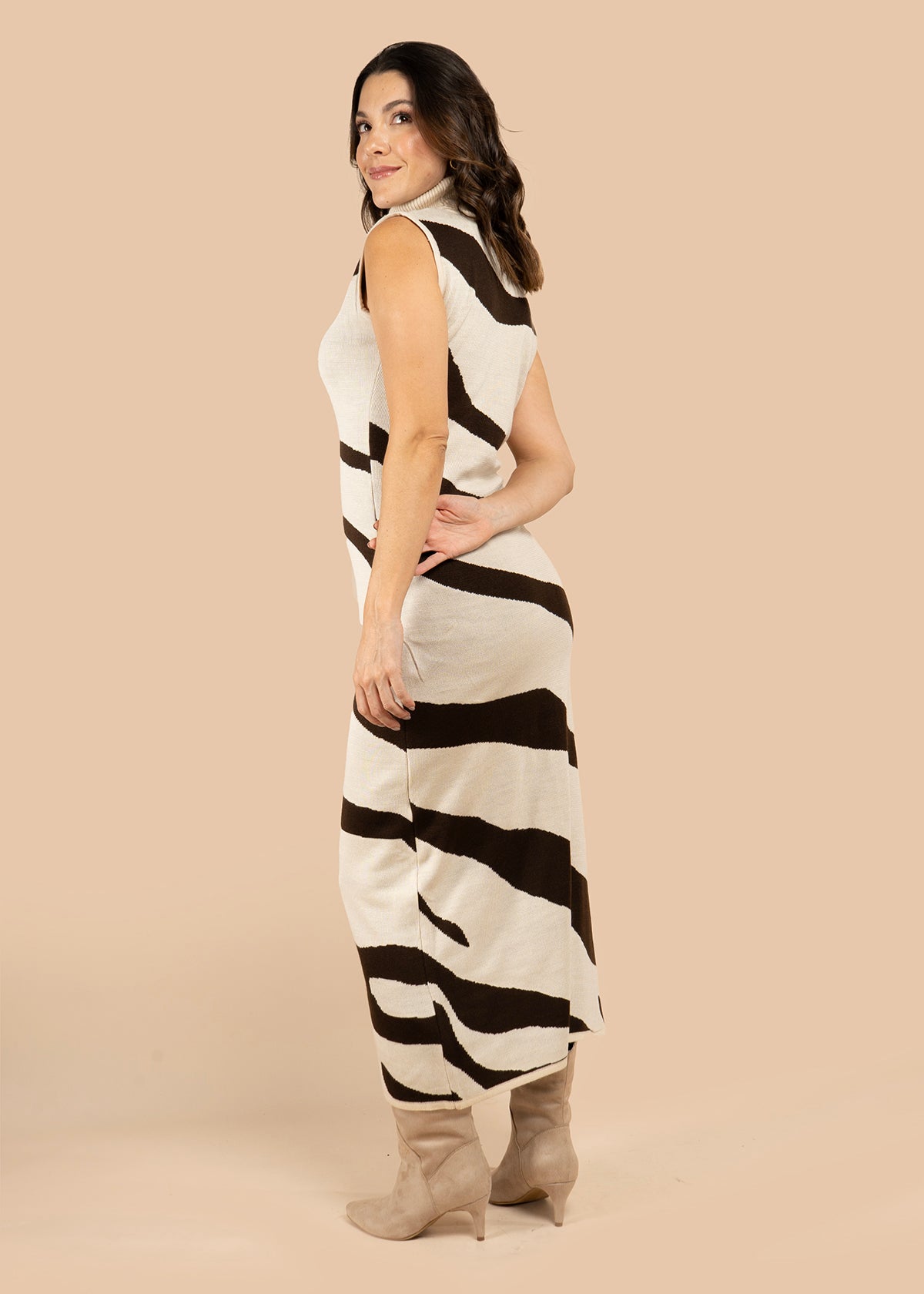 Vestido largo color café con rayas onduladas 106076