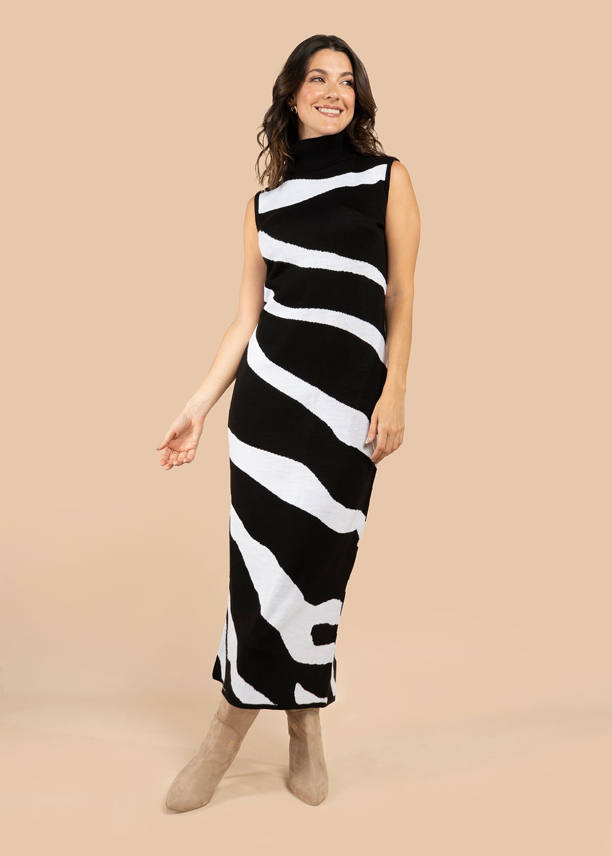 Vestido largo color negro con rayas onduladas 106076