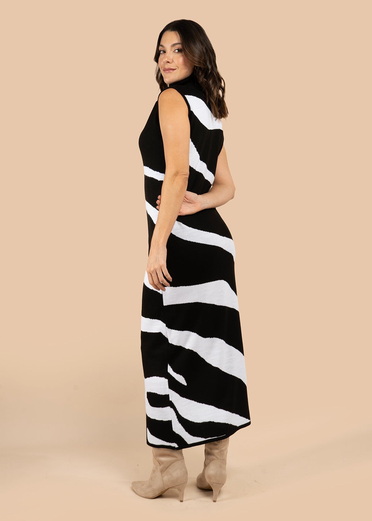 Vestido largo color negro con rayas onduladas 106076