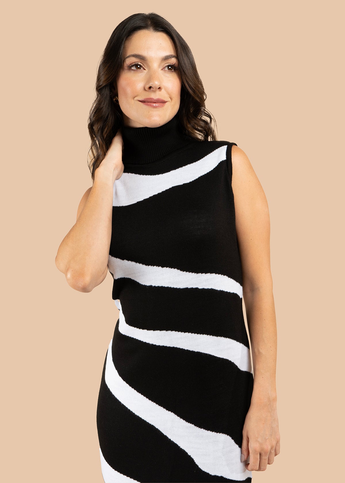 Vestido largo color negro con rayas onduladas 106076