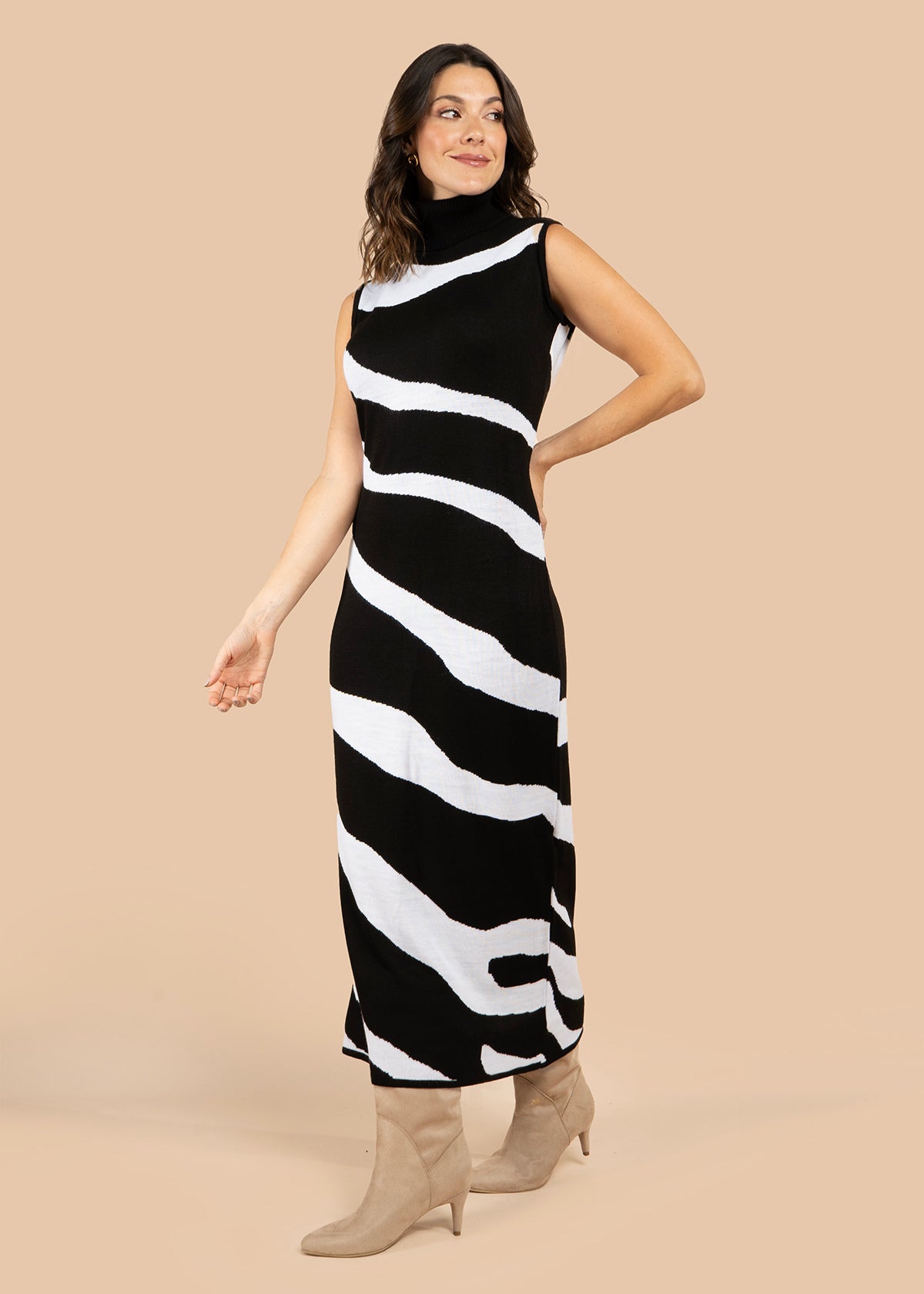 Vestido largo color negro con rayas onduladas 106076