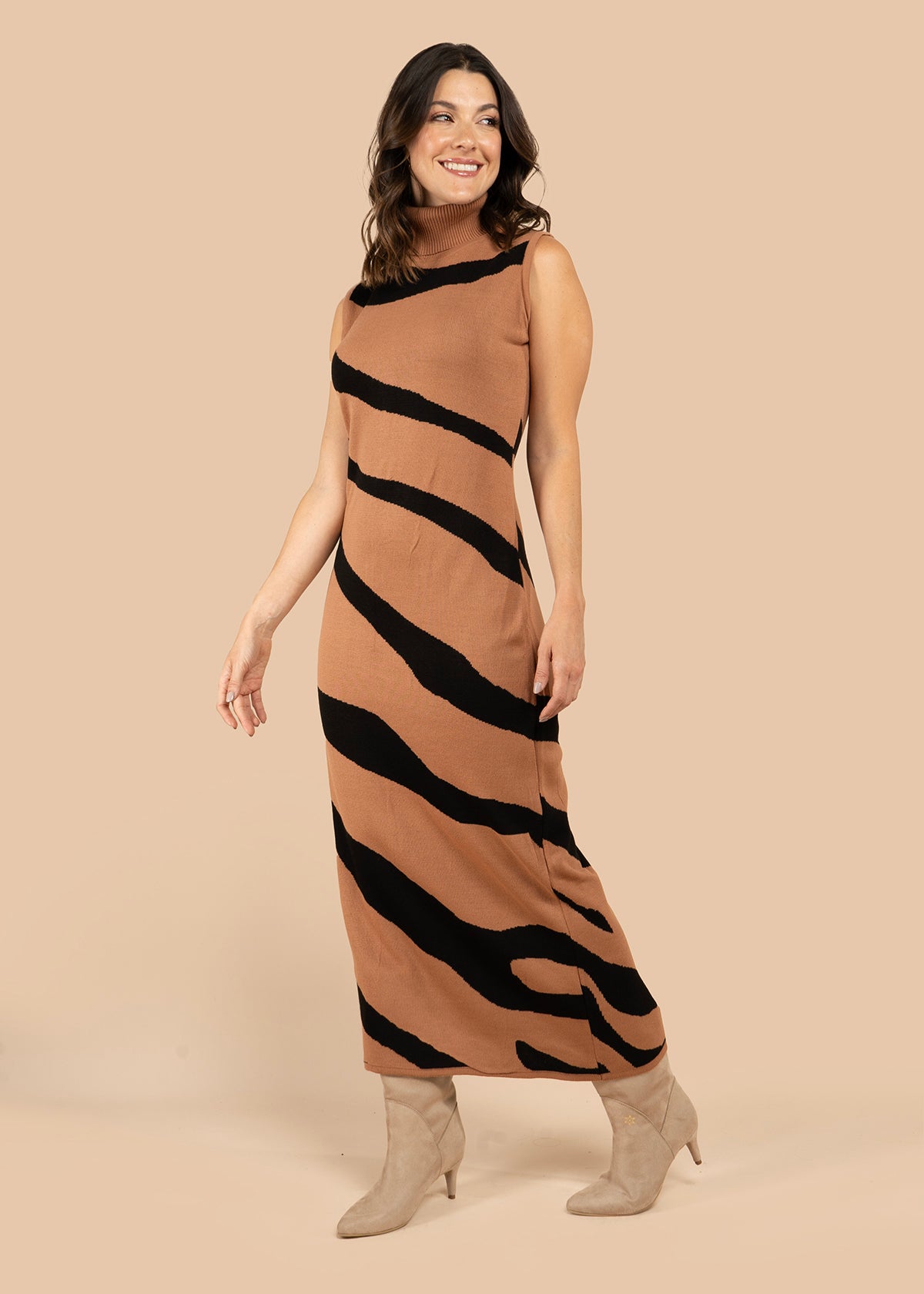 Vestido largo color terracota con rayas onduladas 106076