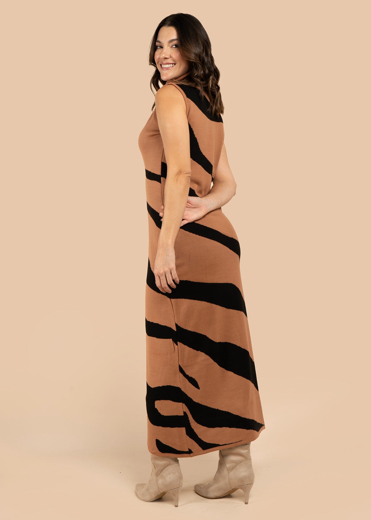 Vestido largo color terracota con rayas onduladas 106076