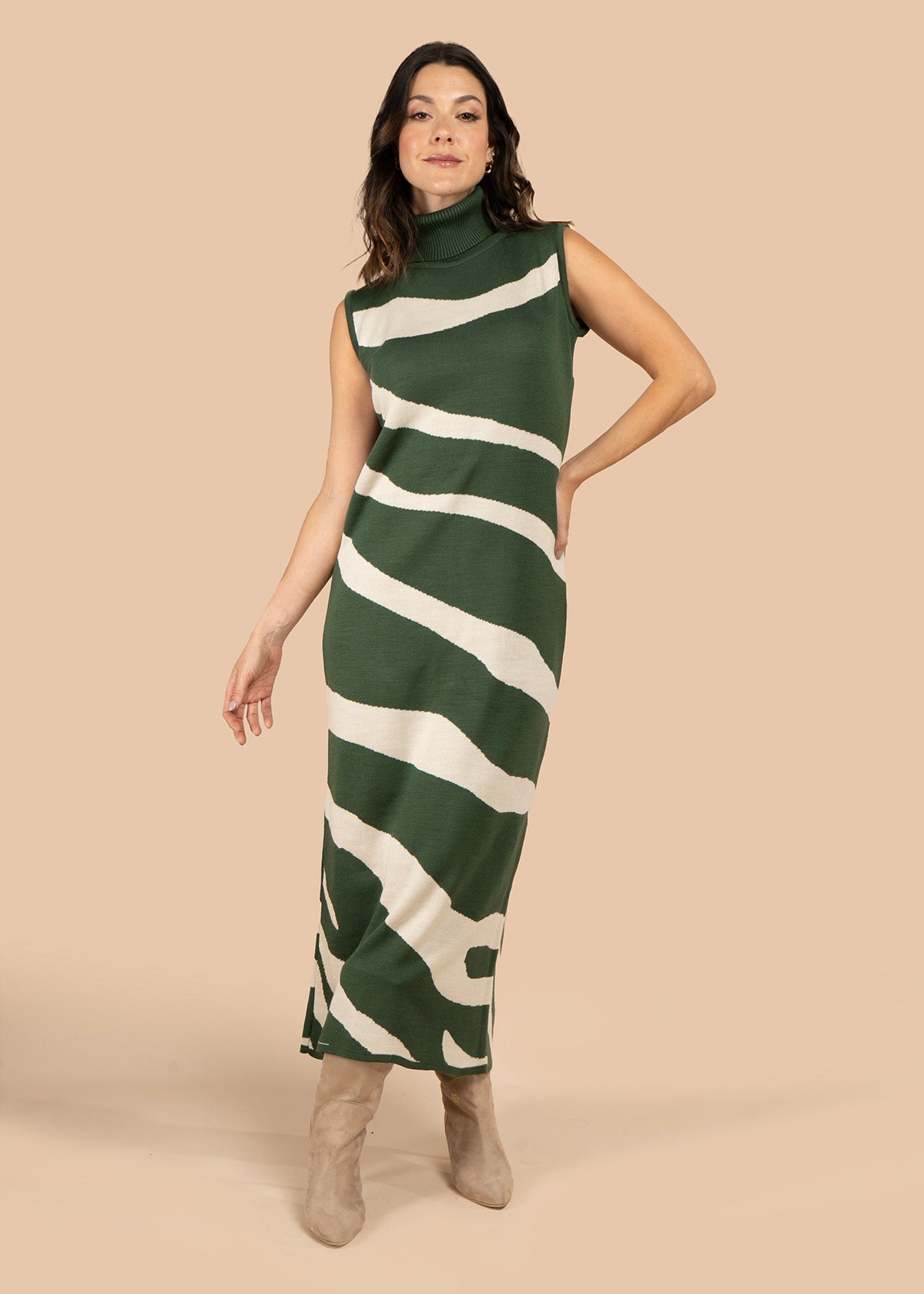 Vestido largo color verde con rayas onduladas 106076
