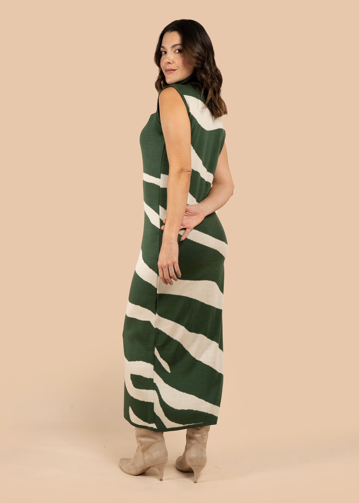 Vestido largo color verde con rayas onduladas 106076