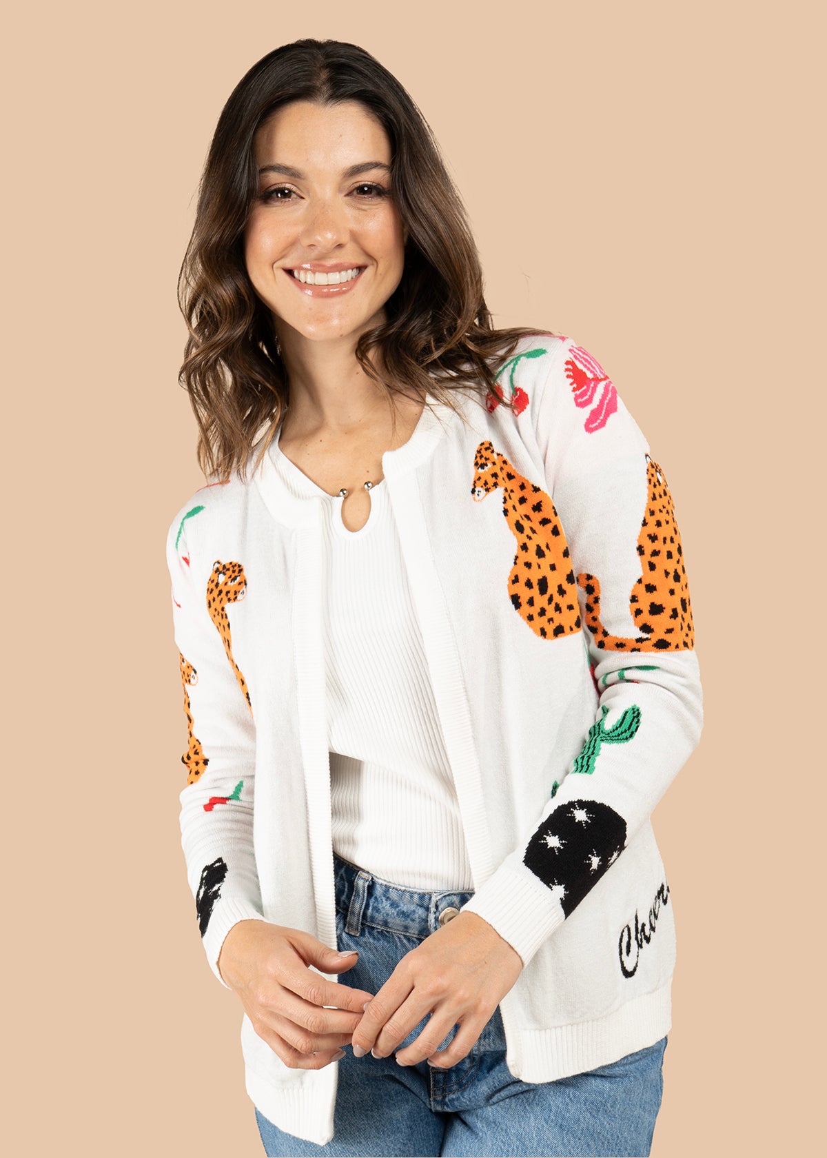 Saco color marfil con tejido de leopardos y elementos decorativos 106077