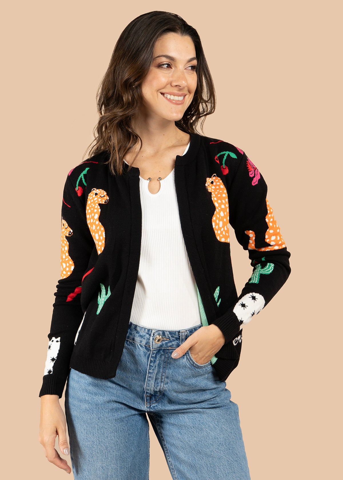 Saco color negro con tejido de leopardos y elementos decorativos 106077