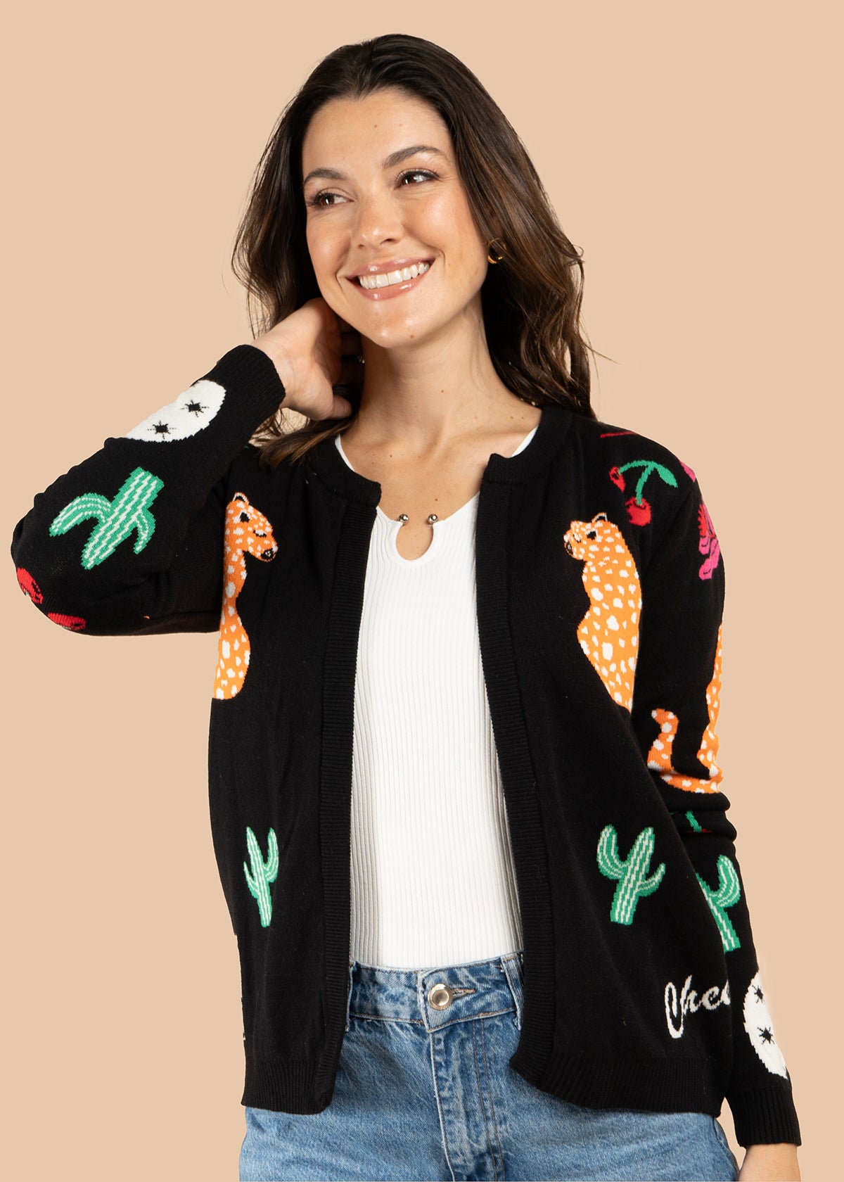 Saco color negro con tejido de leopardos y elementos decorativos 106077