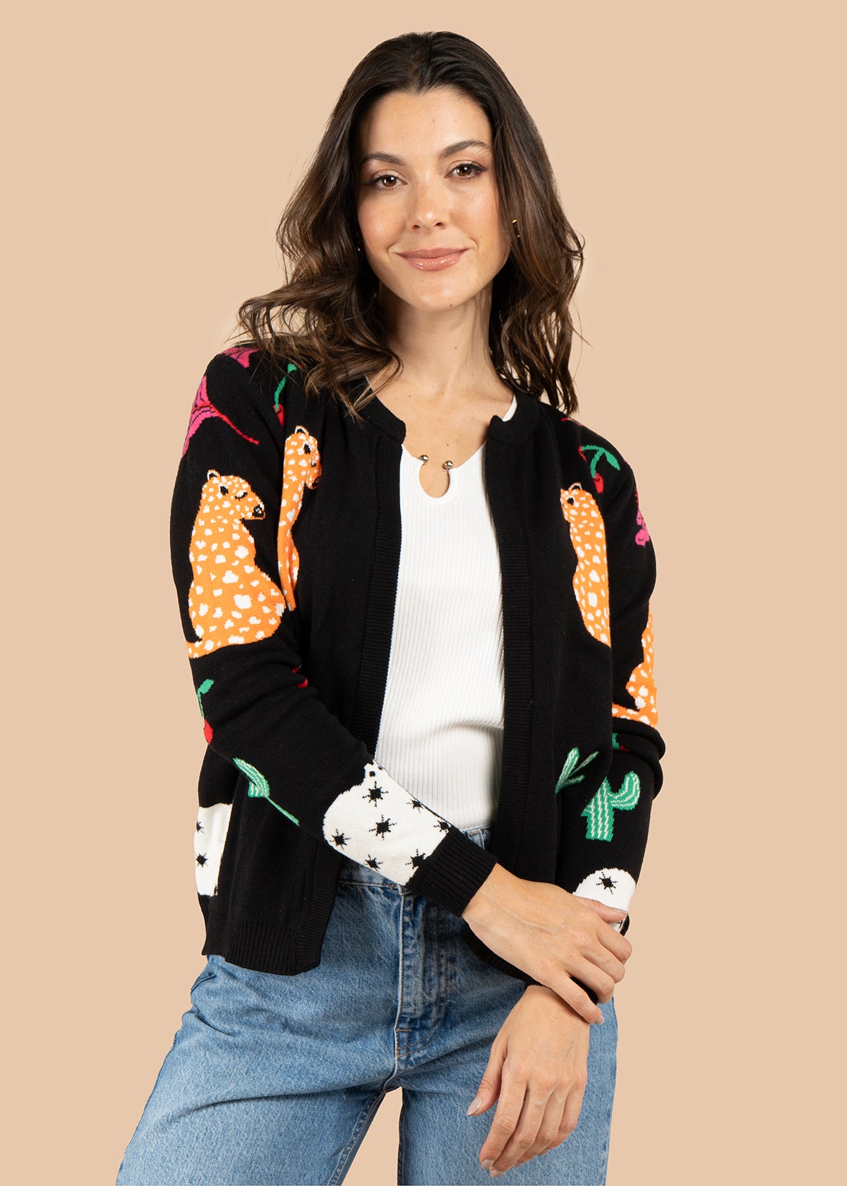 Saco color negro con tejido de leopardos y elementos decorativos 106077