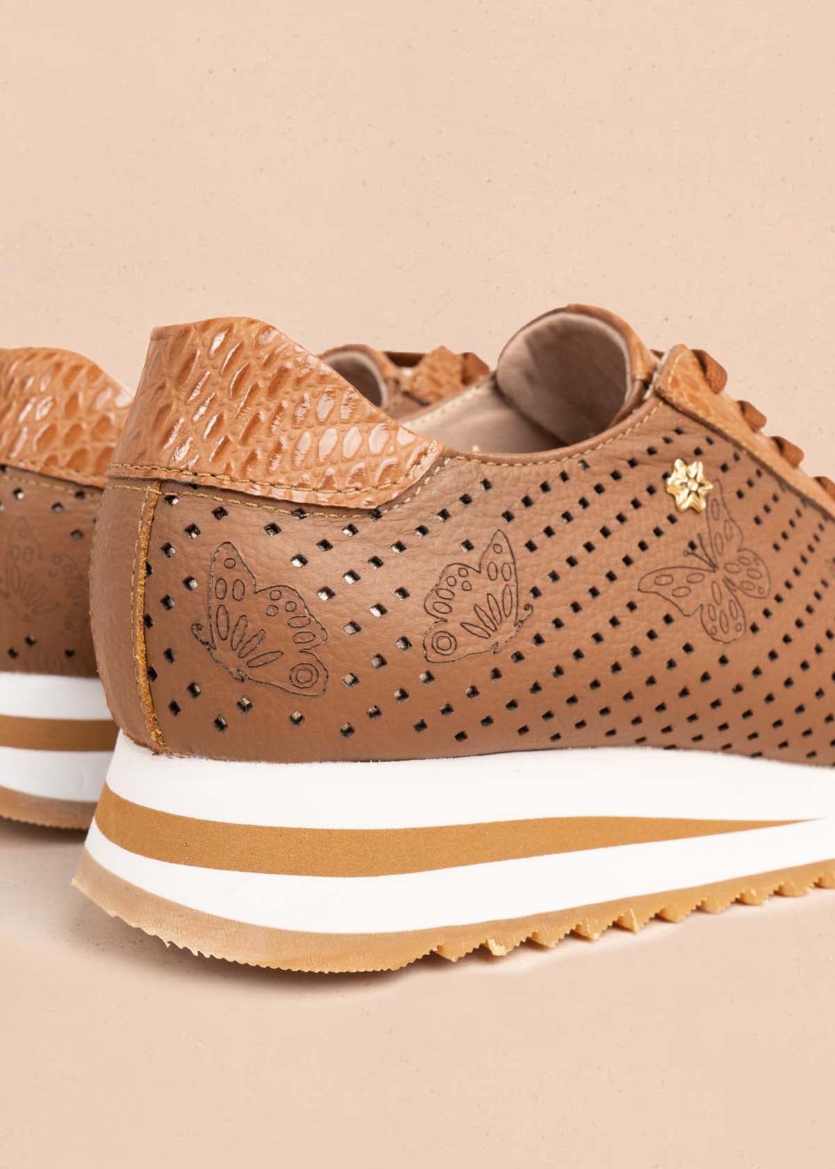 Deportivo en cuero color miel con perforaciones y grabado de mariposas 106079