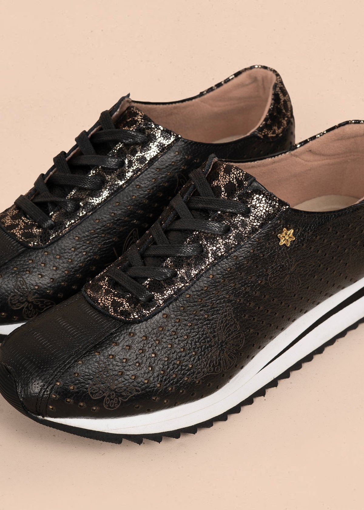 Tenis casuales en cuero color negro con perforaciones y grabado de mariposas 106079