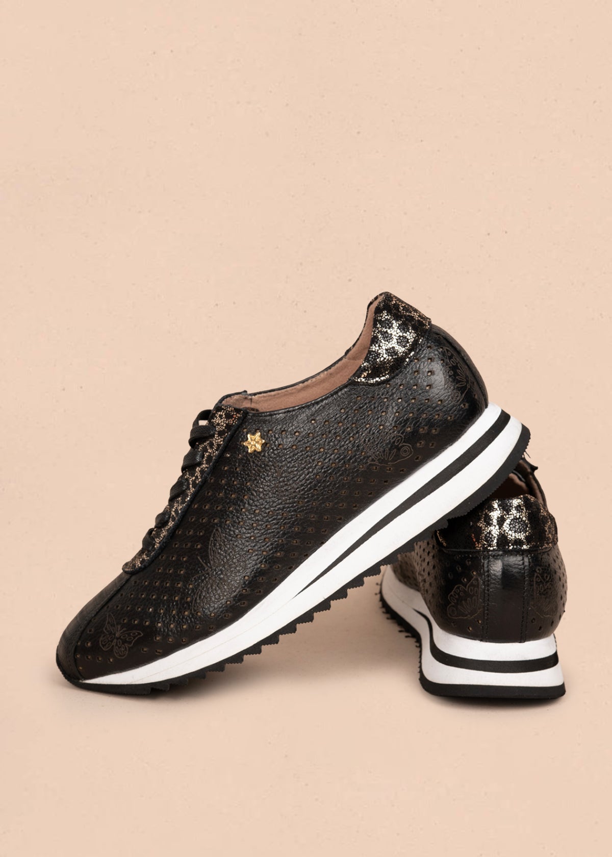 Tenis casuales en cuero color negro con perforaciones y grabado de mariposas 106079