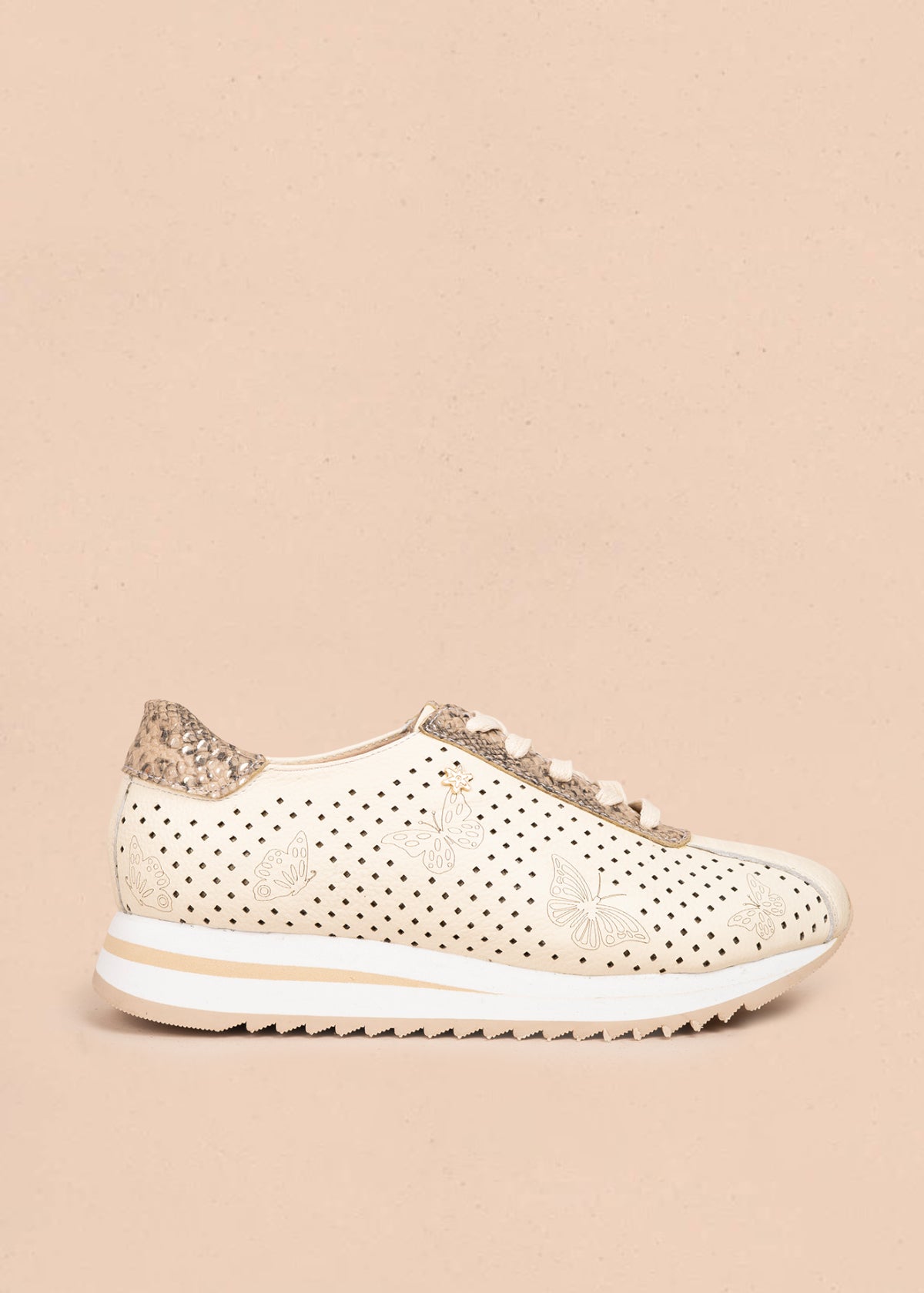 Tenis casuales en cuero color talco con perforaciones y grabado de mariposas 106079