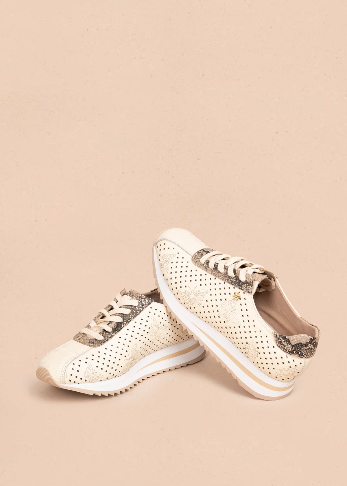 Tenis casuales en cuero color talco con perforaciones y grabado de mariposas 106079