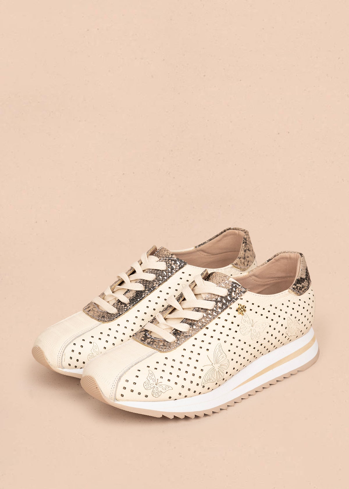 Tenis casuales en cuero color talco con perforaciones y grabado de mariposas 106079