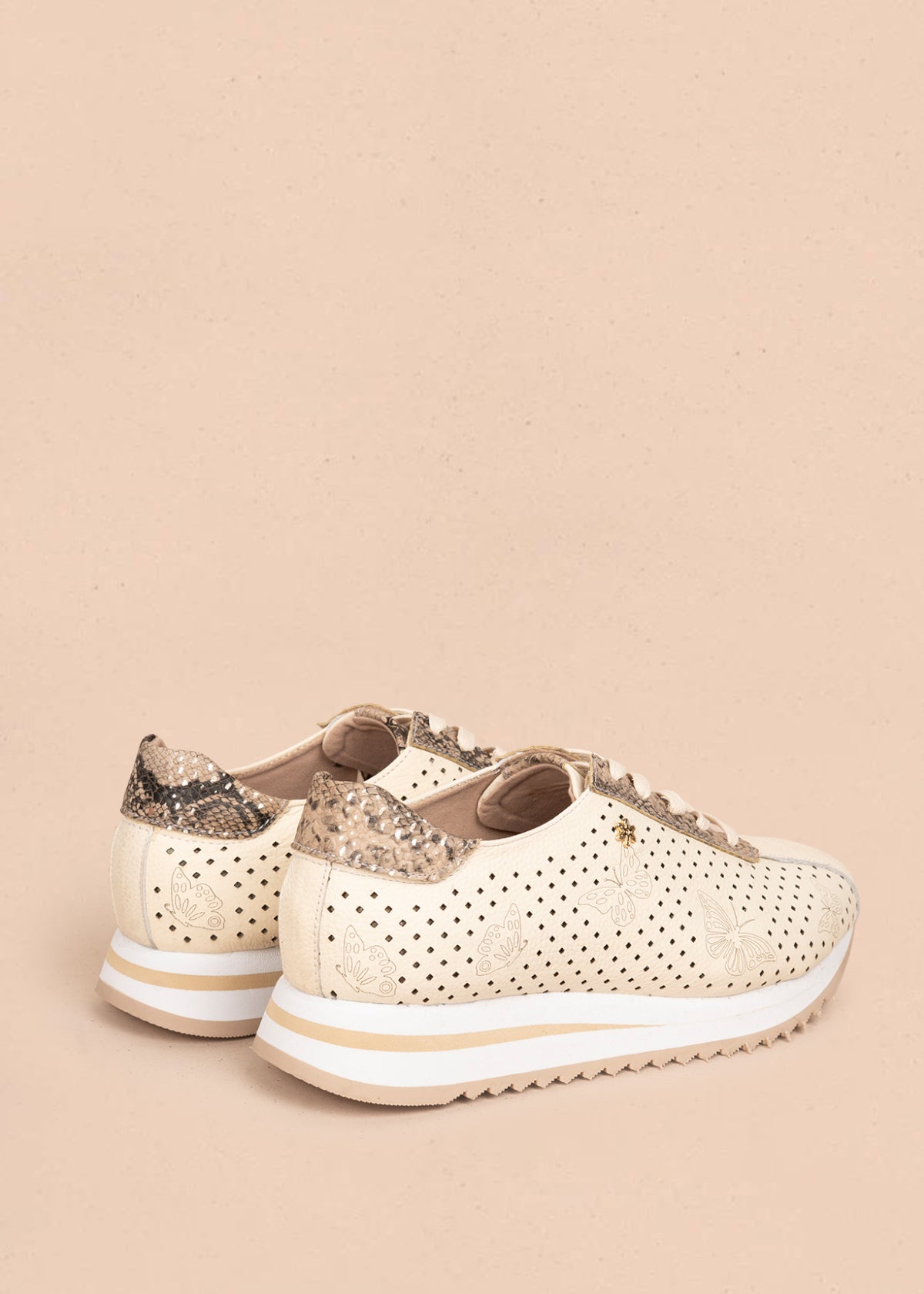 Tenis casuales en cuero color talco con perforaciones y grabado de mariposas 106079
