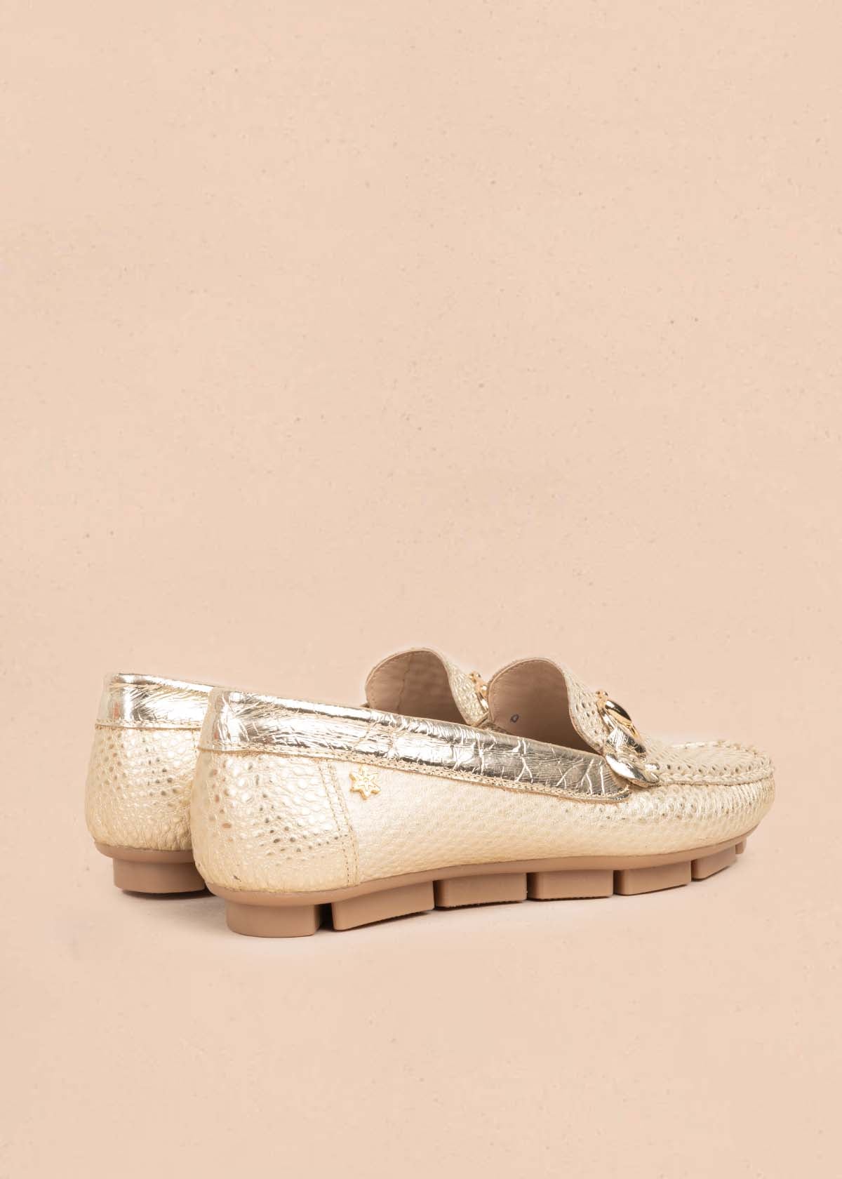 Mocasín en cuero color champaña con textura croco y hebilla 106080