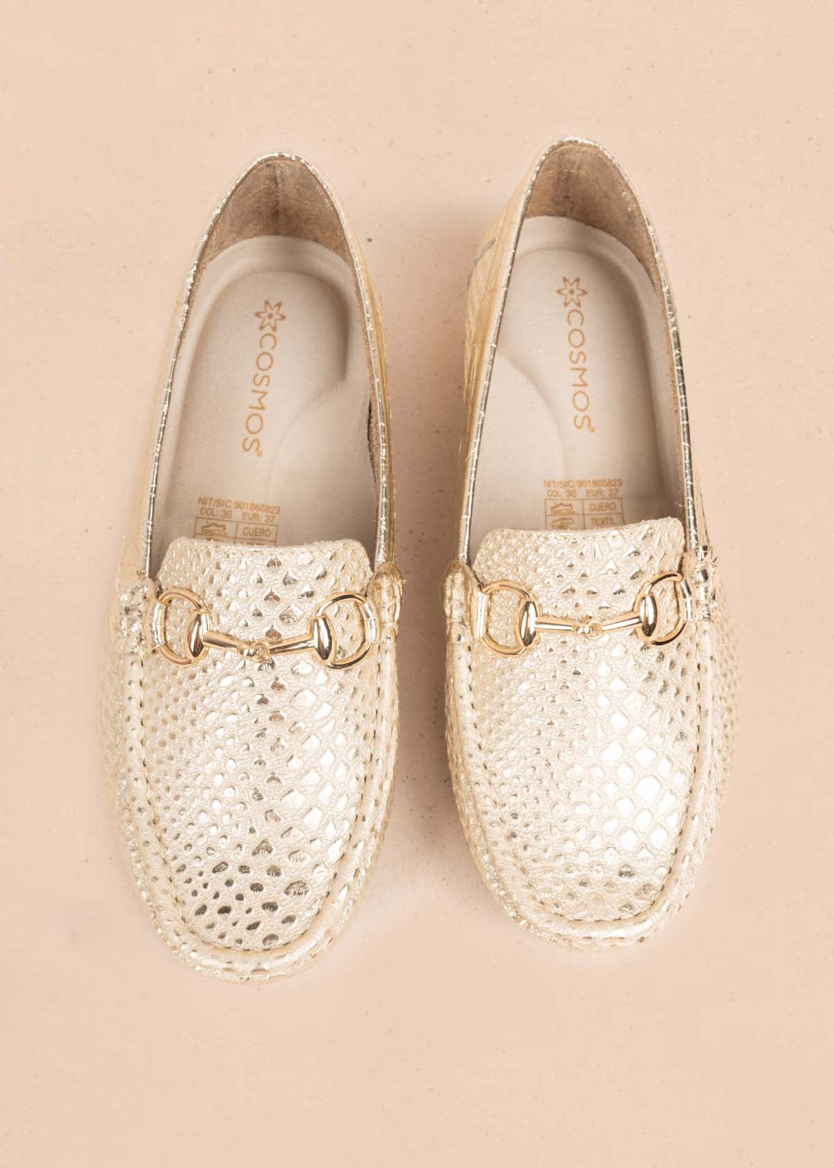 Mocasín en cuero color champaña con textura croco y hebilla 106080