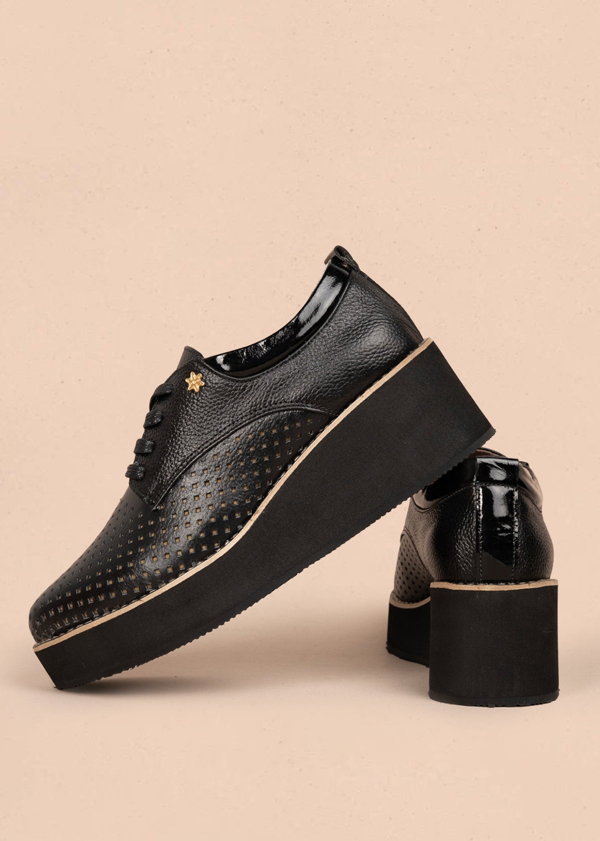 Zapatos con atadura en cuero color negro con perforaciones 106081