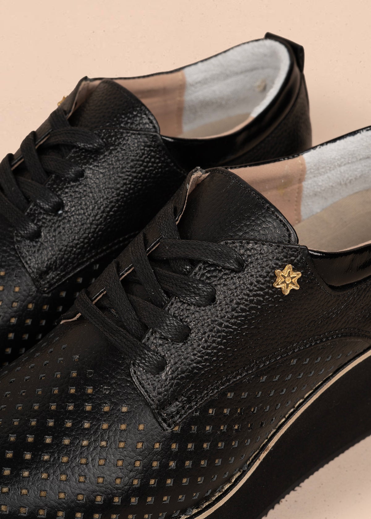 Zapatos con atadura en cuero color negro con perforaciones 106081