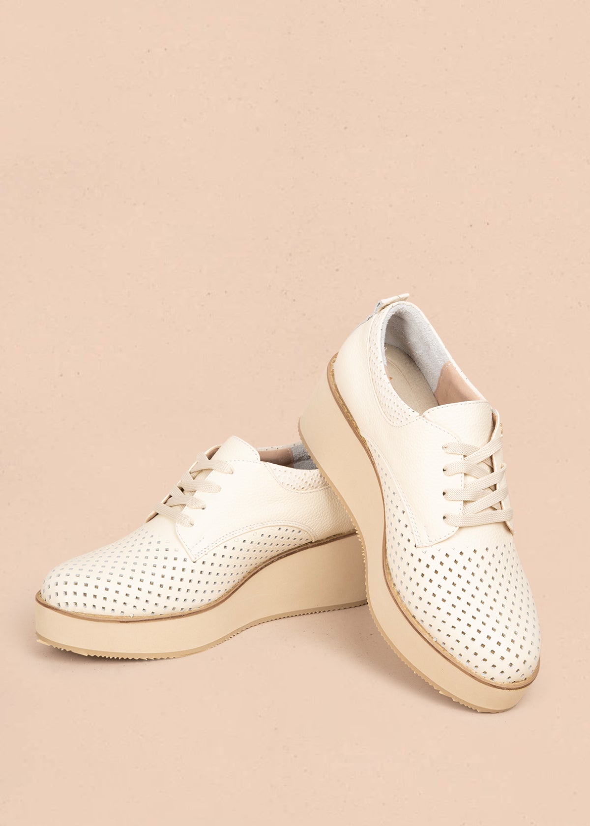 Zapatos con atadura en cuero color talco con perforaciones 106081
