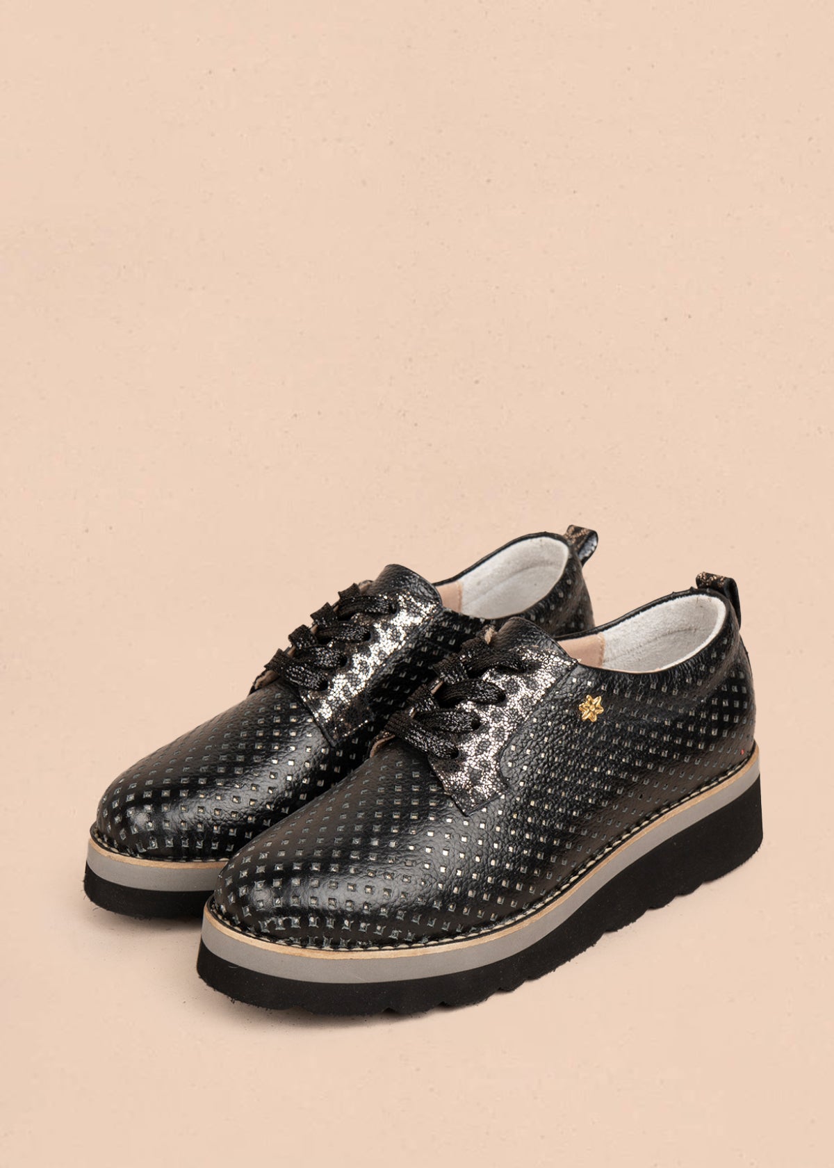 Atadura en cuero color negro con perforaciones y plataforma 106082