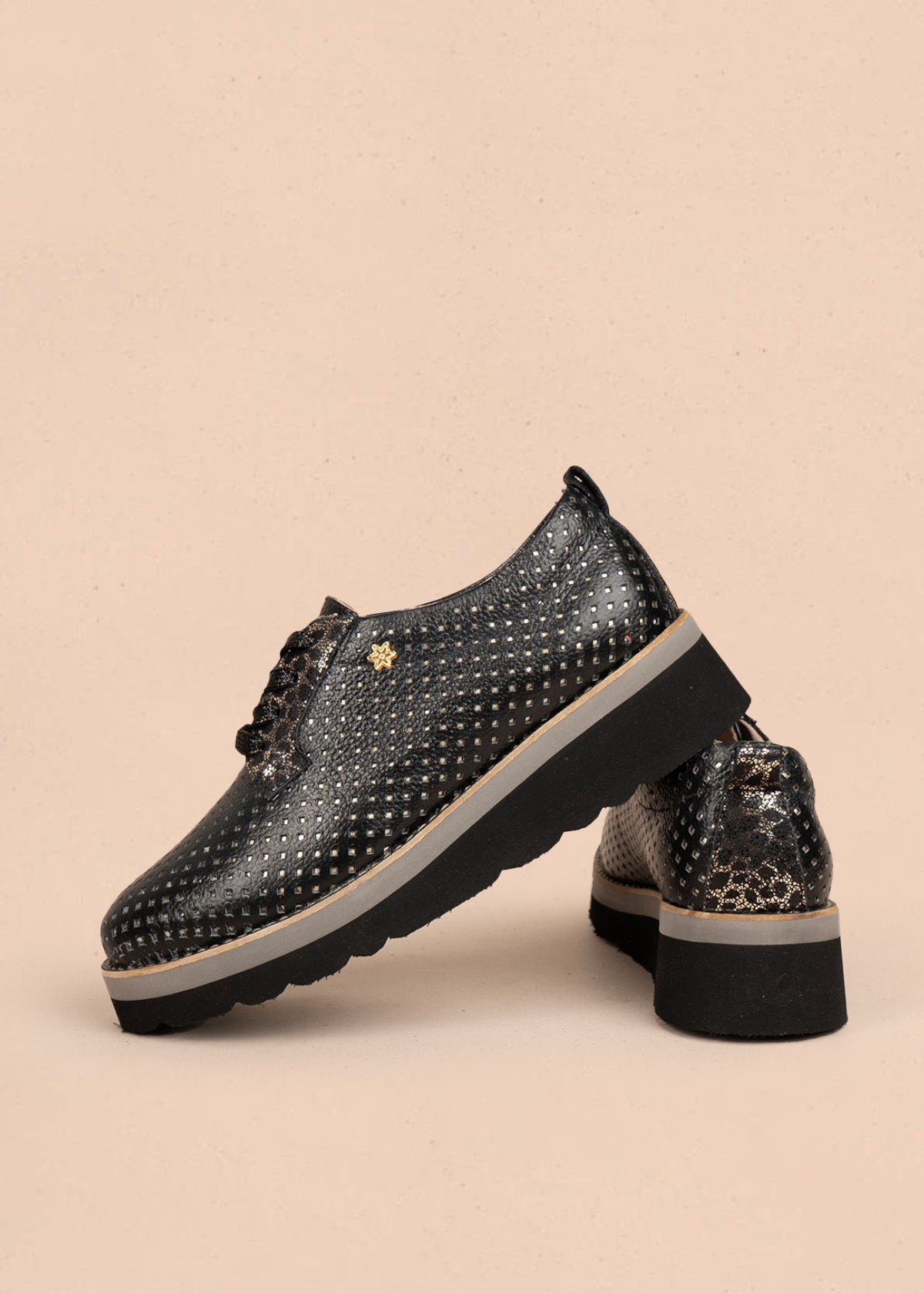 Atadura en cuero color negro con perforaciones y plataforma 106082