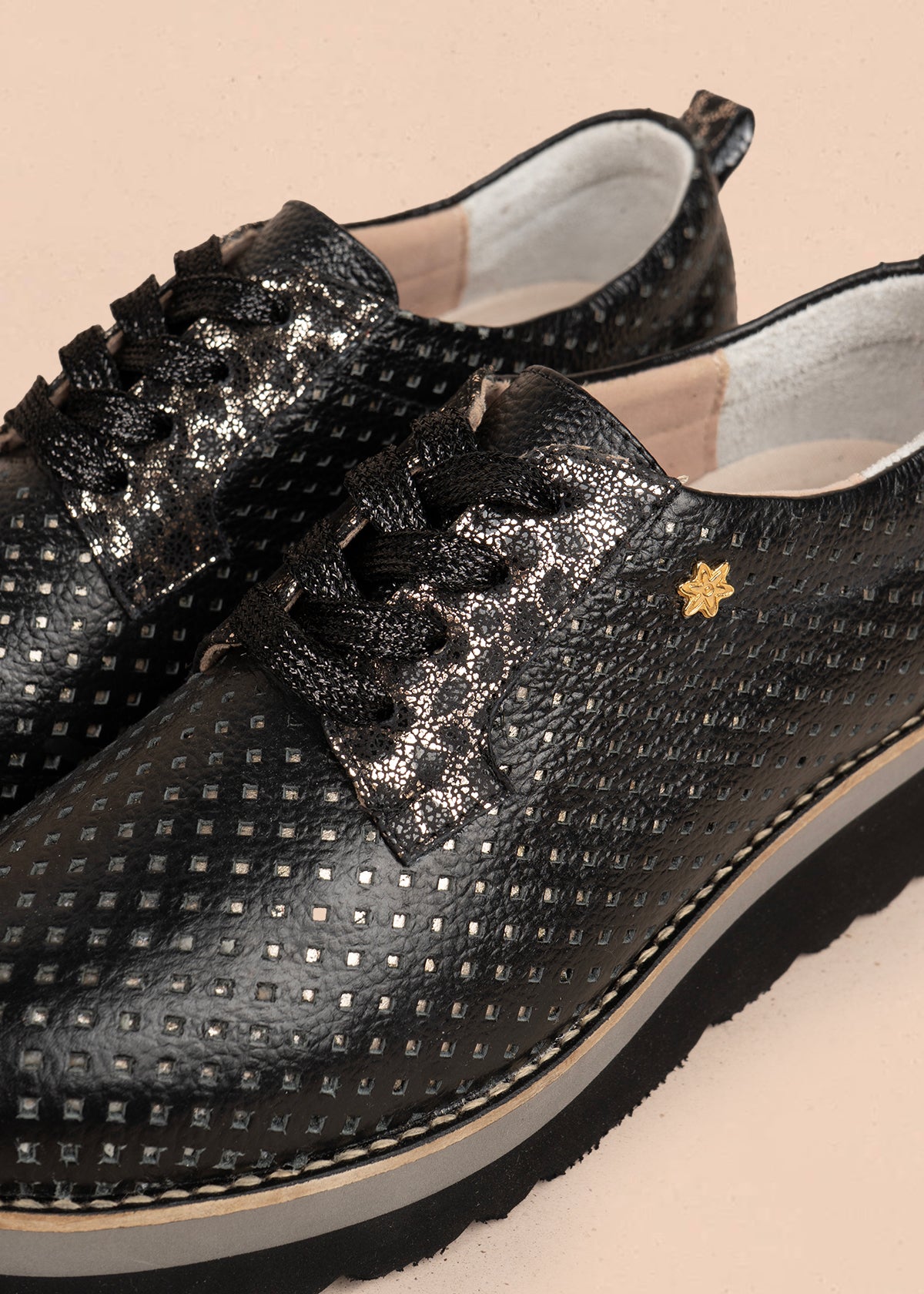 Atadura en cuero color negro con perforaciones y plataforma 106082