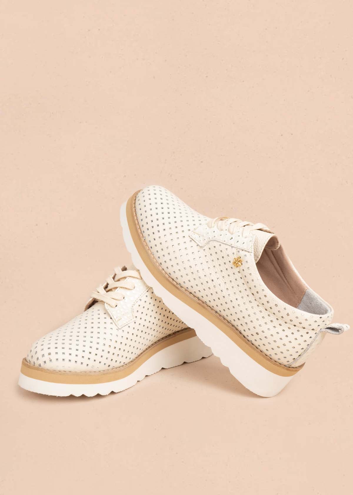 Atadura en cuero color talco con perforaciones y plataforma 106082