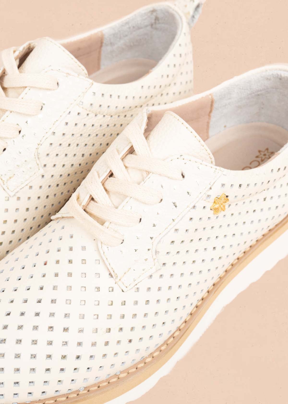 Atadura en cuero color talco con perforaciones y plataforma 106082