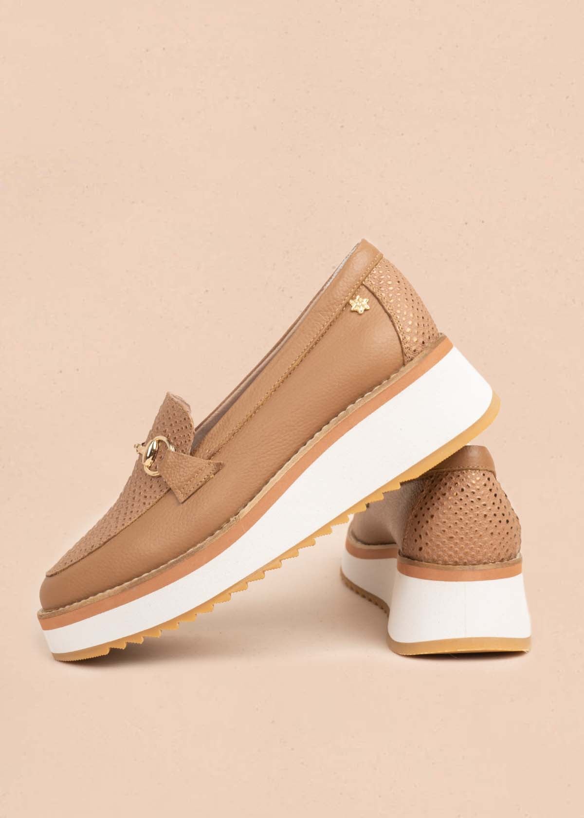 Mocasín en cuero color miel con textura croco y plataforma 106083