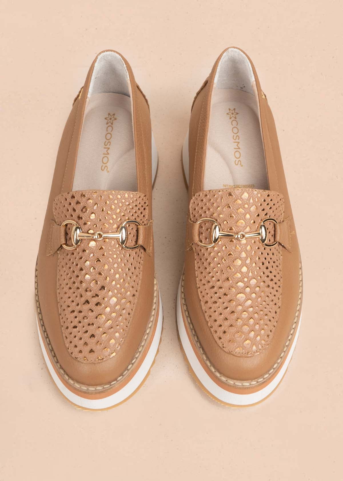 Mocasín en cuero color miel con textura croco y plataforma 106083