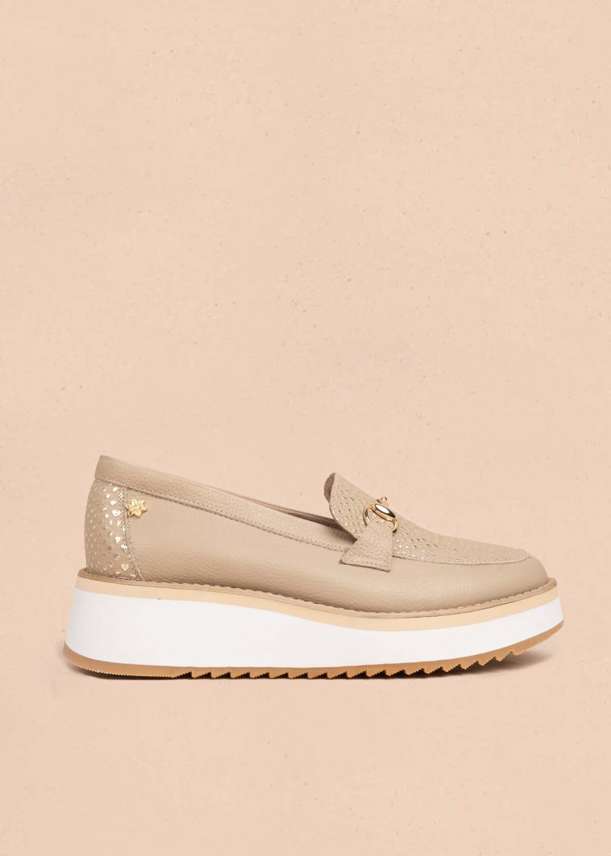 Mocasín en cuero color taupe con textura croco y plataforma 106083