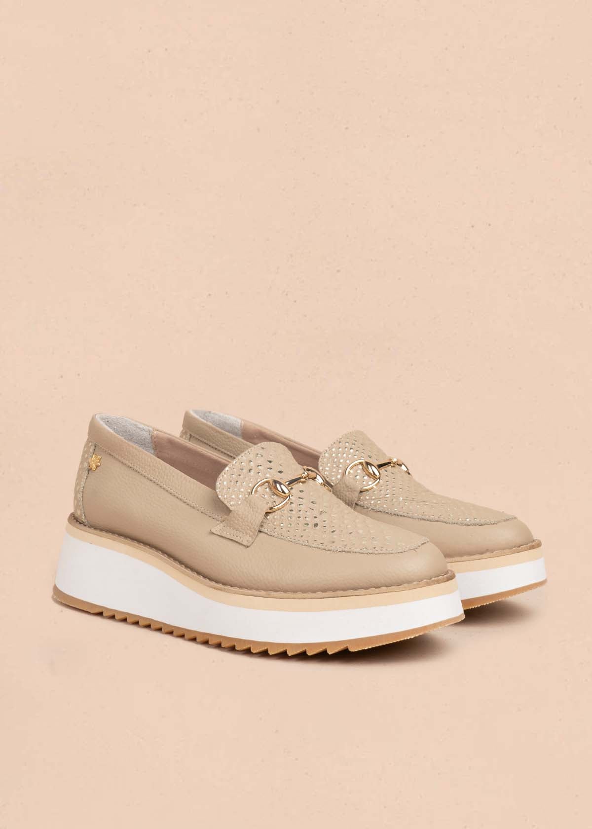 Mocasín en cuero color taupe con textura croco y plataforma 106083