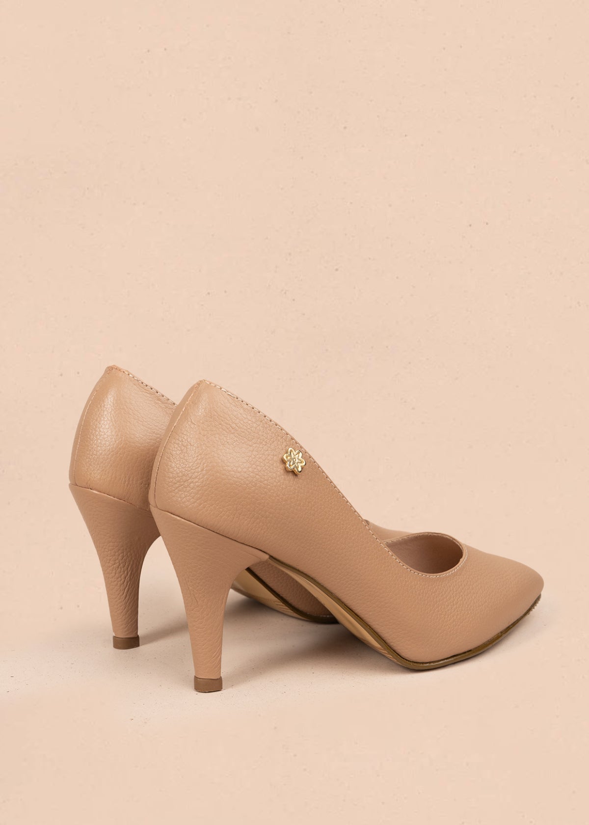 Tacones cerrados color nude con puntilla 106086