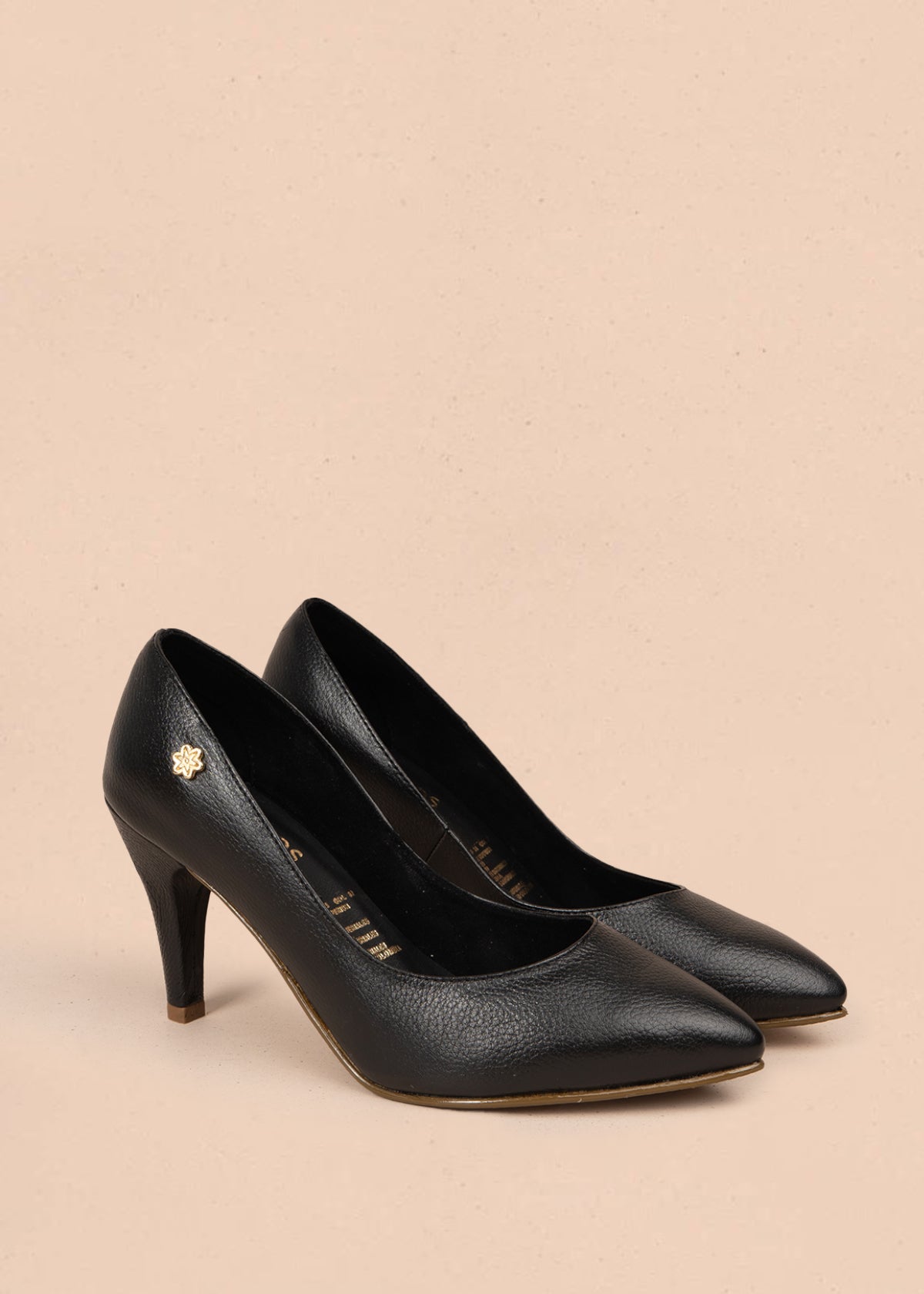 Tacones cerrados color negro con puntilla 106086