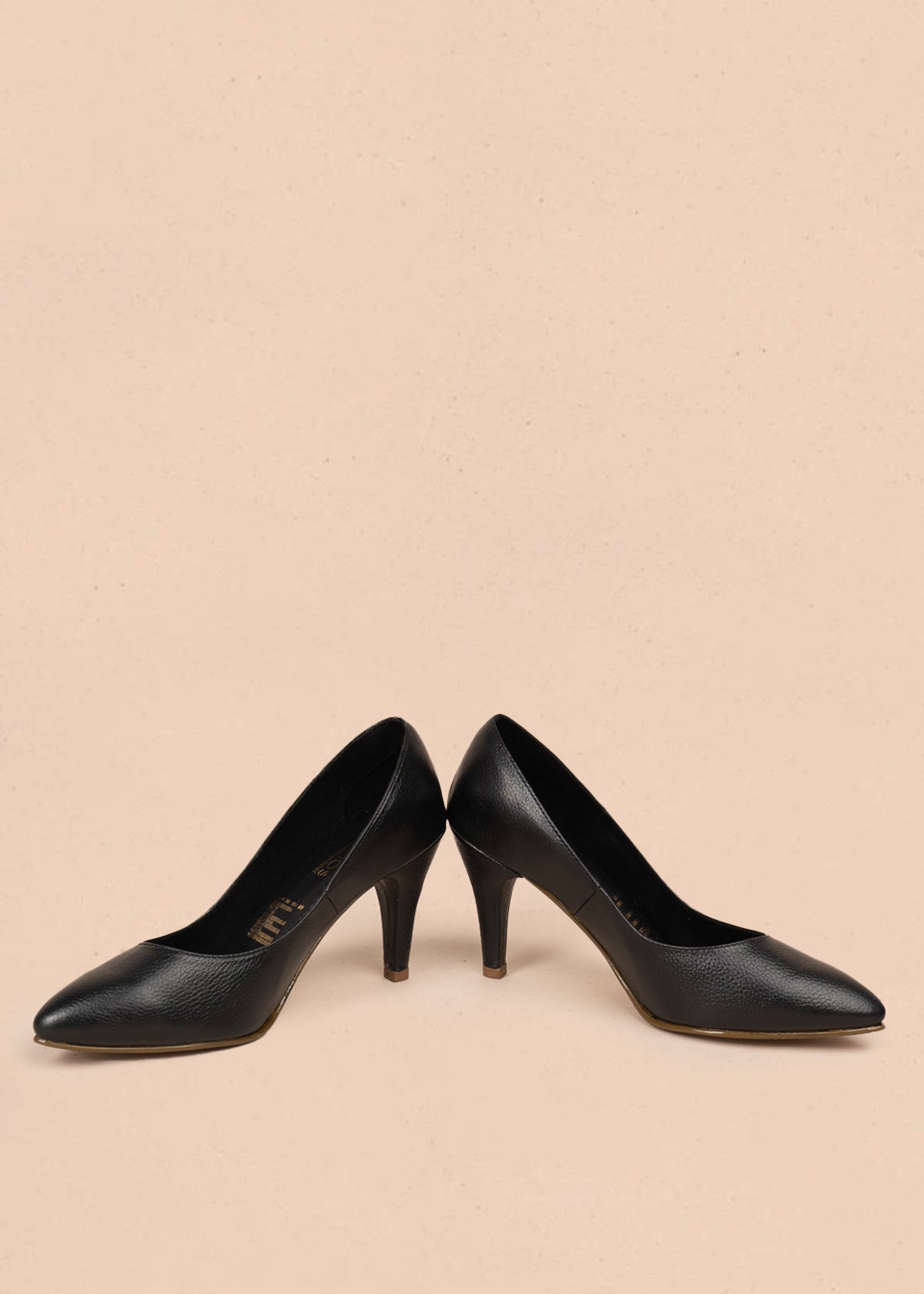 Tacones cerrados color negro con puntilla 106086