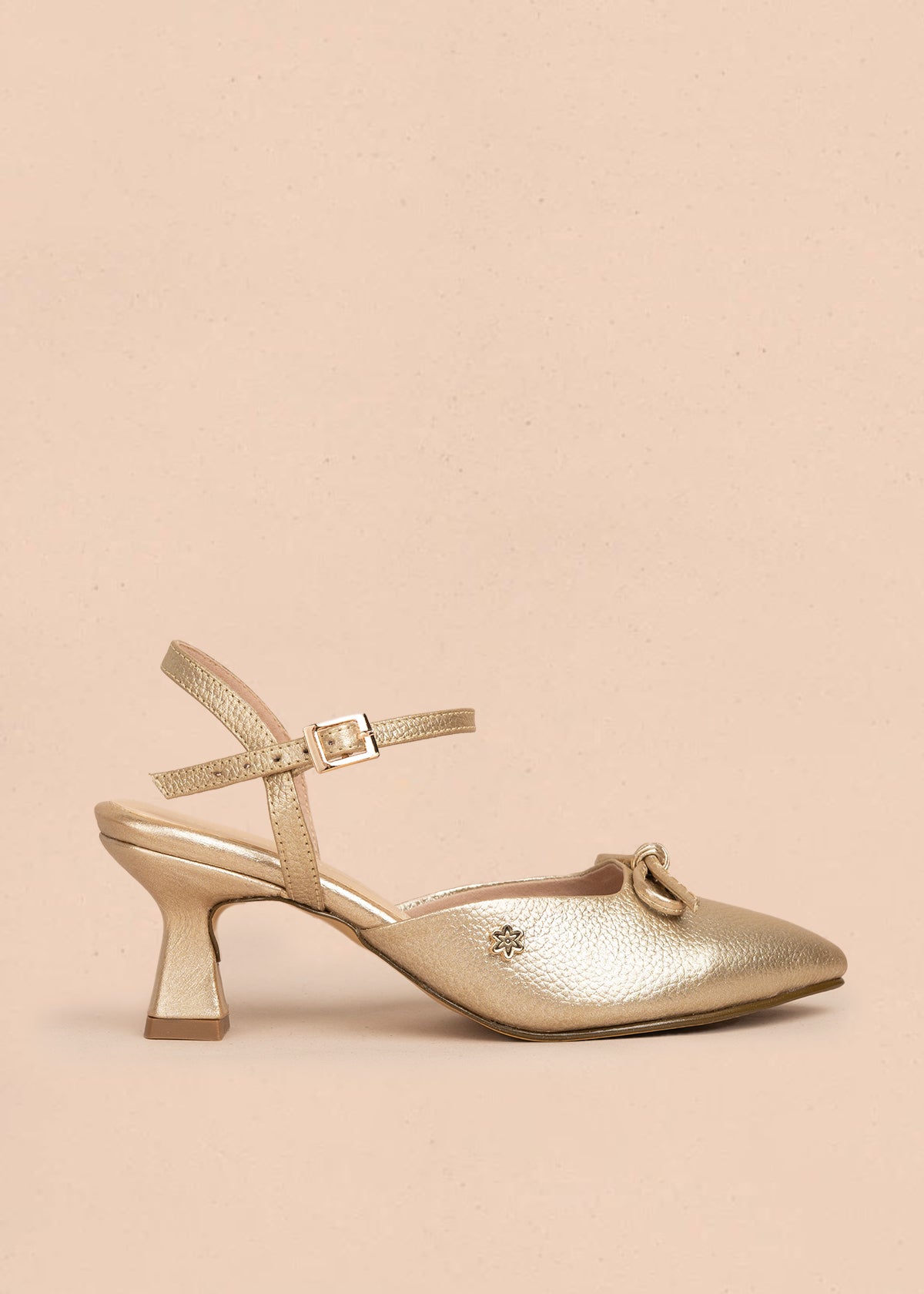 Tacones trabilla en cuero color champaña con moño 106087